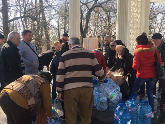 Пловдивчани се притесняват от водна криза и наливат от Хисаря
