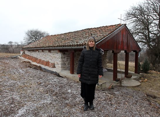 Дарина пред параклиса край Байлово, който се възстановява по заръка и със средства на Добре Добрев / Снимки: Авторът и Пламен КОДРОВ