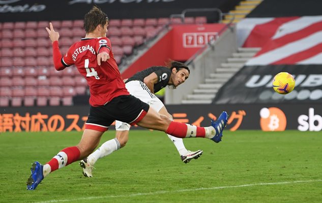Защитникът на “Саутхемптън” Яник Вестергорд опитва неуспешно да спре Единсон Кавани да вкара третия гол за “Манчестър Юнайтед”.