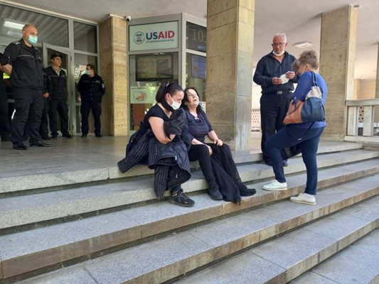 Майката на загиналия Радослав Усков в катастрофата , причинена от Иво Лудия, неистово плаче и кълне пред съда. Снимки: Авторът