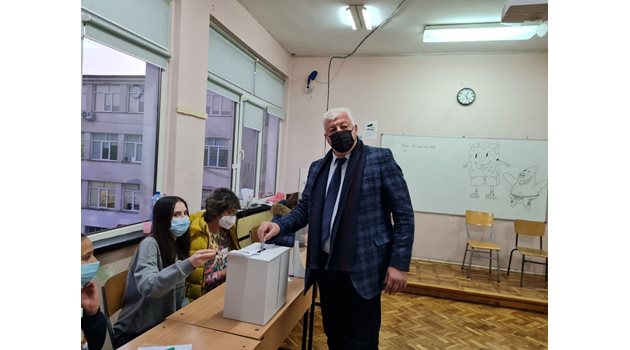 Здравко Димитров гласува на балотажа в СУ "Св. св. Кирил и Методий".