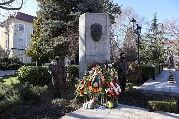 Паметникът на Стефан Стамболов на площада пред общината.