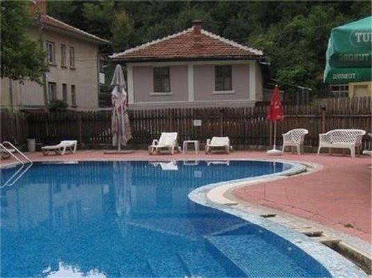 Това красиво хотелче с двор , в който има басейн и кафе-бар, край Велико Търново вече има нов собственик. Той го е спечелил на търг.
СНИМКИ: НАП
