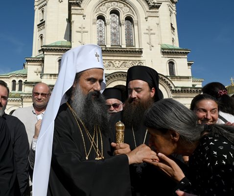 Мирянка целува ръка на новоизбрания български патриарх Даниил. 
СНИМКА: ЙОРДАН СИМЕОНОВ
