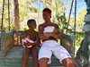 Роналдо и първият му син гушкат близнаците
