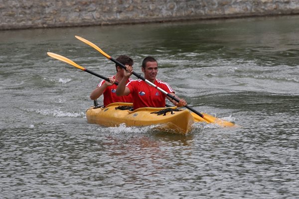 Денис Димитров и Радослав Стефанов се качиха на туристически каяк в езерото "Ариана" като част от промоцията на предстоящото световно първенство по кану-каяк в Пловдив.