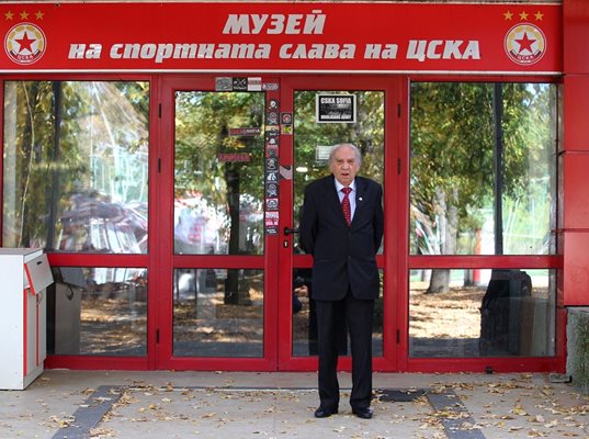 Манов позира пред втория си дом - музеят на ЦСКА