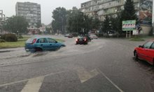Пороен дъжд се изсипа над Кърджали, наводни улиците (Видео)