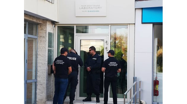 Служители на комисията за противодействие на корупцията чакат пред заключения офис на Нури Димитрова, съпруга на Николай Димитров. Снимка: Елена Фотева