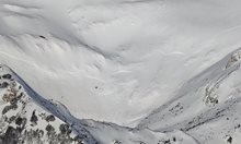 Лавина след лавина в Рила и Пирин, сноубордист кара в съседен улей