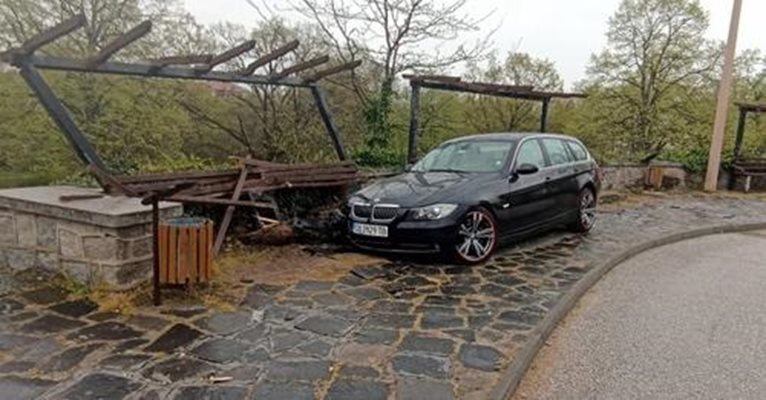 Колата се е врязала в пейка и само ранният час е предотвратил тежък инцидент. Снимка: БиТиВи