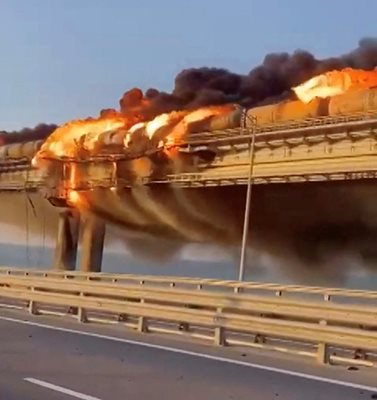 Близък кадър на дим, издигащ се от пожар на Керченския мост, който свързва Крим и Русия.