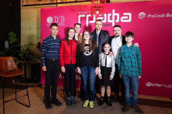 Децата от фондацията на Бербатов се снимаха с Графа
Снимка: Нели Куртева