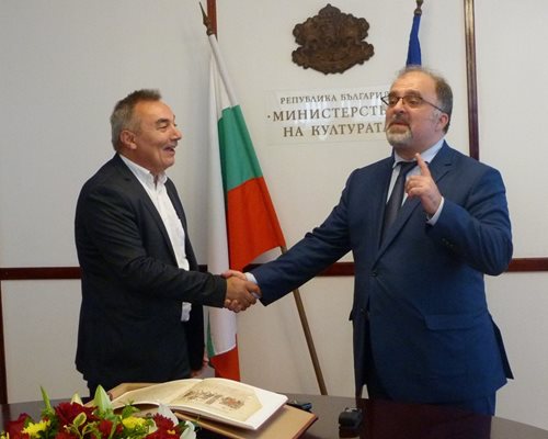 Служебният министър Найден Тодоров и новият министър на културата Кръстю Кръстев.