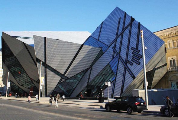 Футуристичната сграда на Роял Онтарио Мюзиъм. Към фасадата от 1912 г. Дейниъл Либерскинд е прибавил стоманено-стъклена структура с авангарден дизайн.