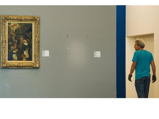 Служител на музея в Ротердам минава покрай платно, до което се вижда празното място на картина на Матис.
СНАМКА: РОЙТЕРС