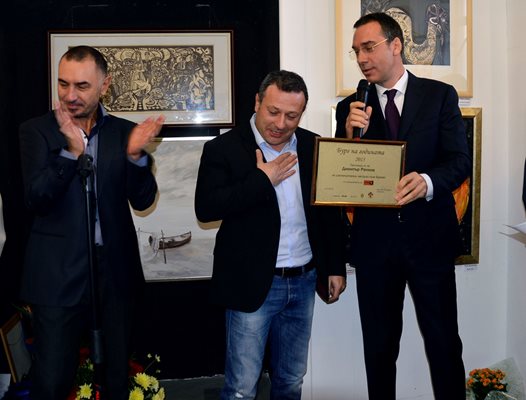 Кметът на Бургас Димитър Николов (вдясно) дава наградата на Рачков "Бург на годината" на една от церемониите.