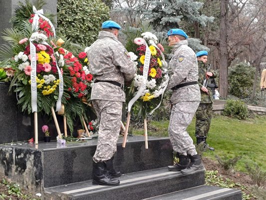 Военни поднесоха венци пред монумента на Левски.