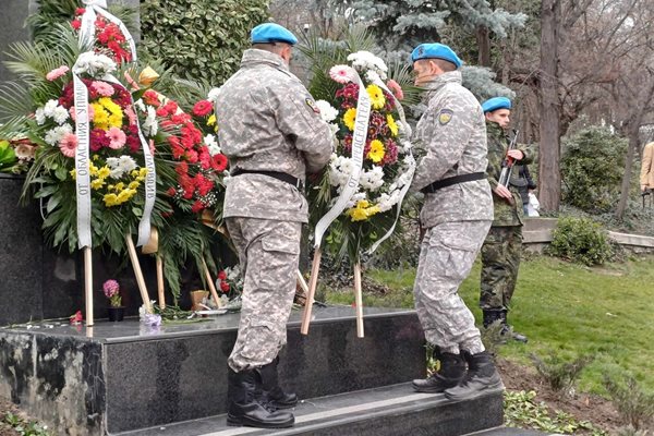 Военни поднесоха венци пред монумента на Левски.