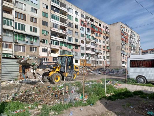 Фадрома разчиства битови отпадъци под балконите на улица "Батак".