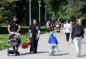 Майки и бащи разхождат бебетата си в колички в Южния парк в София.

СНИМКА: ВЕЛИСЛАВ НИКОЛОВ