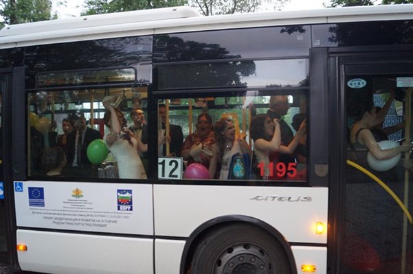 Абитуриенти в Пловдив решиха да се придвижат с автобус вместо с лимузини.