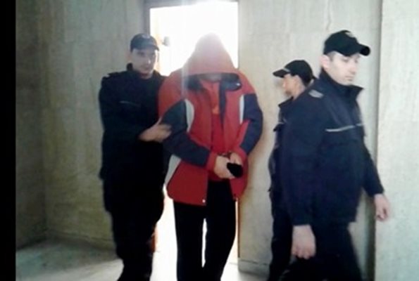 Денислав Христов влиза в съда. СНИМКА:ЕЛЕНА ФОТЕВА