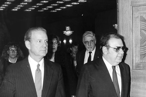 Държавният секретар на САЩ Бейкър и Петър Младенов. Зад тях е Сол Полански