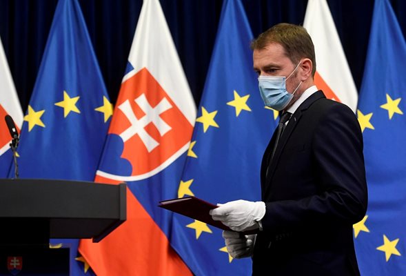 Премиерът на Словакия Игор Матович носи маска преди пресконференция в Братислава.
