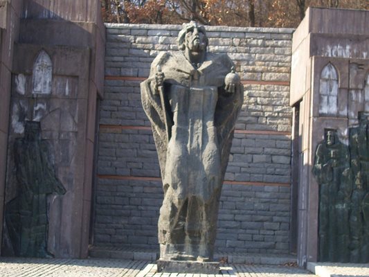 Цар Самуил е трагична фигура след ослепените си войници в парка-музей "Самуилова крепост".