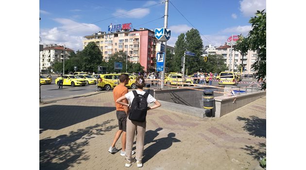 На кръстовището се събраха десетки жълти коли.