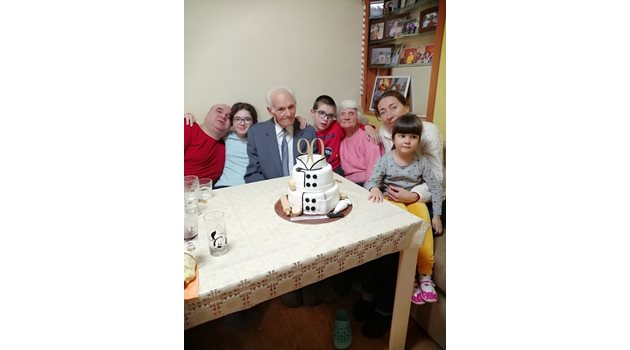 Семейството на Стойчо Георгиев празнува неговия 90-годишен юбилей.