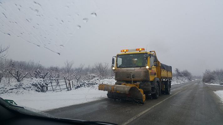 Почистват пътищата в Петричко, снегът достигна 20 см.