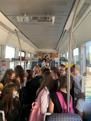 Препълнен с ученици влак по линията Пловдив-Асеновград.
