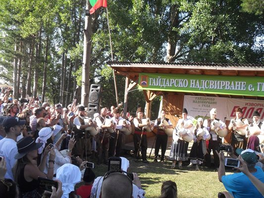 Гайдарите се надсвирват на сцена и са разделени в три възрастови групи. Жури определя най-добрите.