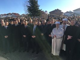 Да поднесат венци и цветя пред гроба на най-малката жертва в Могиляне дойдоха Лидерът на ДПС Мустафа Карадайъ, членове на ръководството на партията, български народни представители