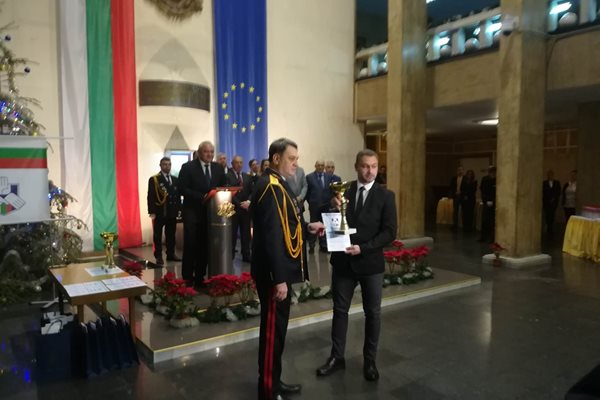 Главният секретар на МВР Петър Тодоров връчи приза на победителите в колективната награда Полицай на годината СНИМКА: Димитър Мартинов