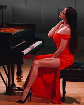 Лола Астанова пред пианото с високи токчета, умопомрачително деколте и дълбока цепка