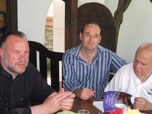 Марко Семов със сина си Атанас и отец Боян Саръев - председател на Движението за християнство и прогрес “Св. Йоан Предтеча”