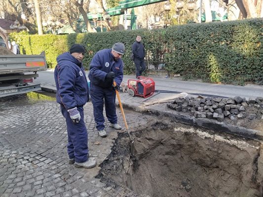 Служители на ВиК работят за отстраняването на повредите по мрежата.


Снимка: Архив