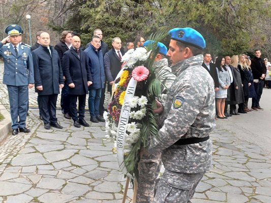 Военни поднасят венци пред паметника на Левски в Пловдив.