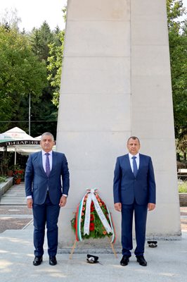 Венци и цветя в знак на почит и преклонение поднесоха инж. Млъзев, кмет на община Елена и г-н Стоян Златев, председател на общинския съвет в града
Снимка: Община Елена