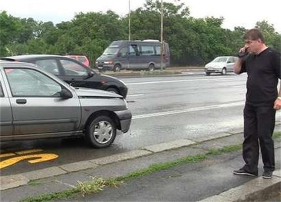 Мокрият път наниза коли и затапи булевард в Бургас