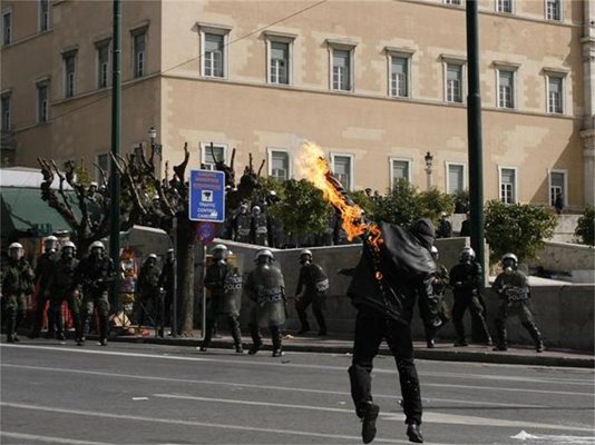 Грък се самозапали в знак на протест пред финансовото министерство в Атина.
СНИМКА: БОЙКА АТАНАСОВА
