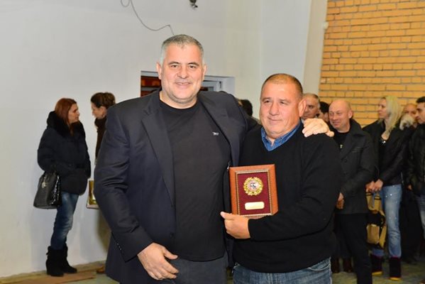 Шефът на ОСК "Локо" (Сф) с Георги Петров, навършил 60 г.