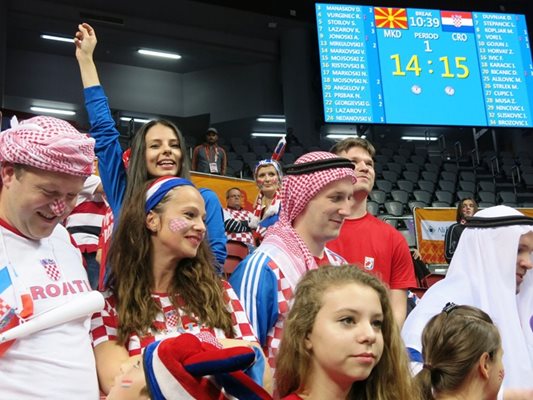 Хърватските фенове в Доха досега имат достатъчно поводи за радост - националният им отбор записа 5 победи в група В от световното по хандбал.