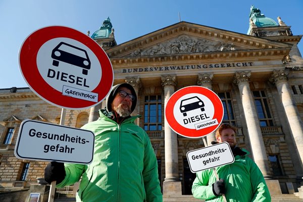 Германци протестират срещу дизеловите коли пред министерството на транспорта в Берлин.