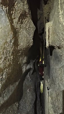Член на екипа минава през стеснение в Сандвич канала, както го наричат пещерняците.
