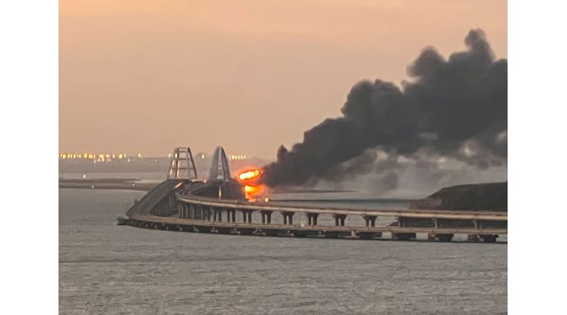 Черен пушек се издига над част от Кримския мост.