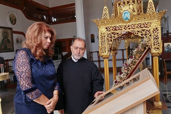 Вицепрезидентът Илияна Йотова с покойния отец Чъкърък в Одрин